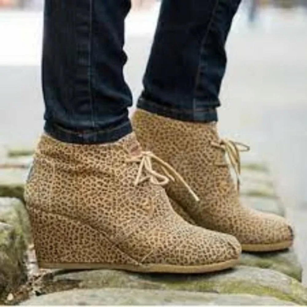 Toms Womens Size 9 Suede‎ Desert Wedge Heeled Bootie Cheetah Print